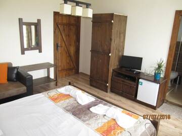 Фото номера Номер с кроватью размера «king-size» и балконом Гостевой дом Guest House Belchin View г. Белчин 12