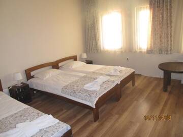 Фото номера Бюджетный трехместный номер Гостевой дом Guest House Belchin View г. Белчин 5