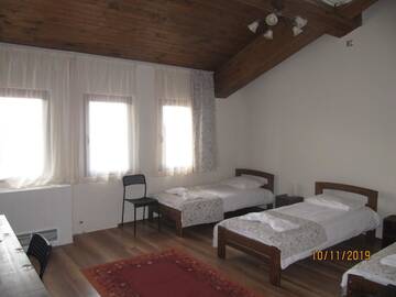 Фото номера Бюджетный трехместный номер Гостевой дом Guest House Belchin View г. Белчин 6