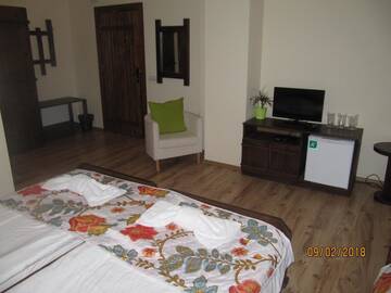 Фото номера Трехместный номер с балконом Гостевой дом Guest House Belchin View г. Белчин 2