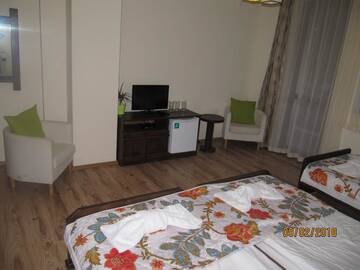 Фото номера Трехместный номер с балконом Гостевой дом Guest House Belchin View г. Белчин 5