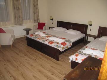 Фото номера Трехместный номер с балконом Гостевой дом Guest House Belchin View г. Белчин 4