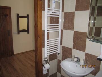 Фото номера Трехместный номер с балконом Гостевой дом Guest House Belchin View г. Белчин 3