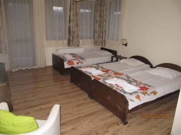 Фото номера Трехместный номер с балконом Гостевой дом Guest House Belchin View г. Белчин 4