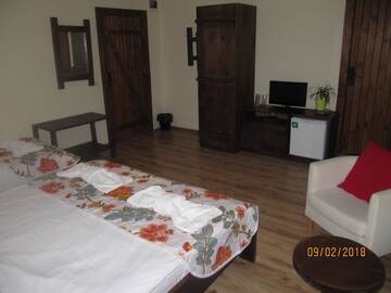 Фото номера Трехместный номер с балконом Гостевой дом Guest House Belchin View г. Белчин 3