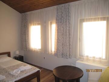 Фото номера Бюджетный трехместный номер Гостевой дом Guest House Belchin View г. Белчин 4